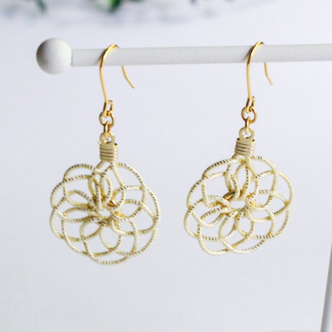 WBMZ-B-S-00149　水引菊花ピアス・イヤリング（アイボリーホワイト）
